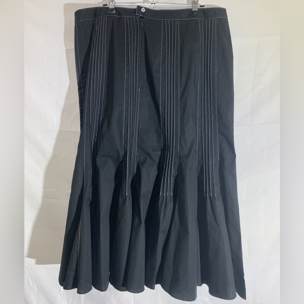 Black skirt, with white tread stitching size 14 - Picture 3 of 7